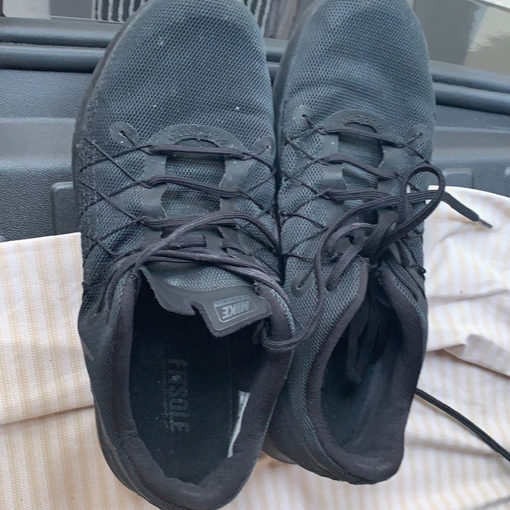 Black Nike fit sole sneakers